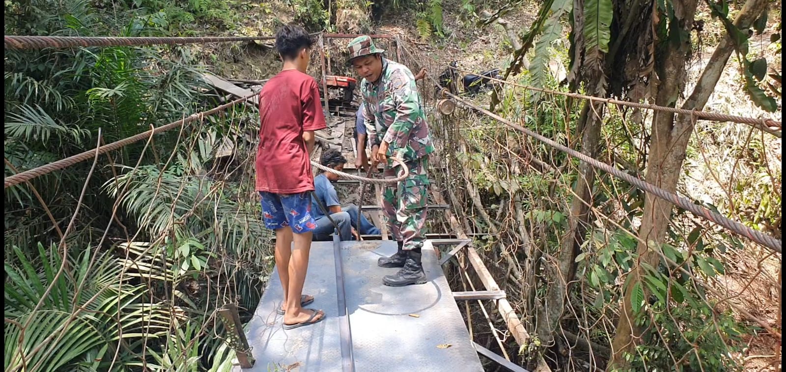 TNI AD Rampungkan Rehab Jembatan Gantung Halimbe, Akses Warga Labura Kembali Lancar TNI AD Rampungkan Rehab Jembatan Gantung Halimbe, Akses Warga Labura Kembali Lancar