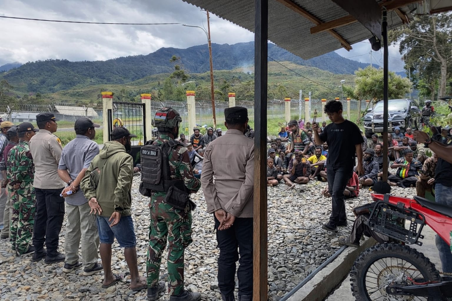 Koramil 1714-01/Ilu Kawal Aksi Demo Damai Masyarakat Distrik Ilu (20 Kampung) di Kabupaten Puncak Jaya Koramil 1714-01/Ilu Kawal Aksi Demo Damai Masyarakat Distrik Ilu (20 Kampung) di Kabupaten Puncak Jaya