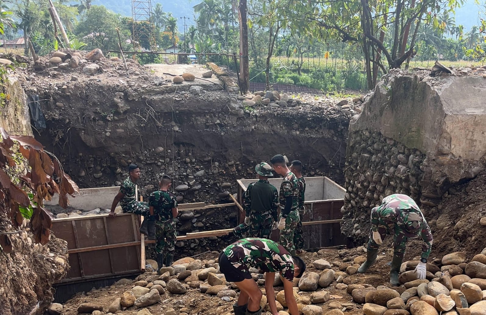 TNI AD Bangun Jembatan Gantung di Bonjol Pasaman, Percepat Pemulihan Akses Warga Pascabencana