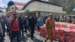 Dandim 1714/PJ Dampingi Bupati Puncak Serahkan Sembako Untuk Masyarakat Pengungsi di Kab. Puncak Jaya