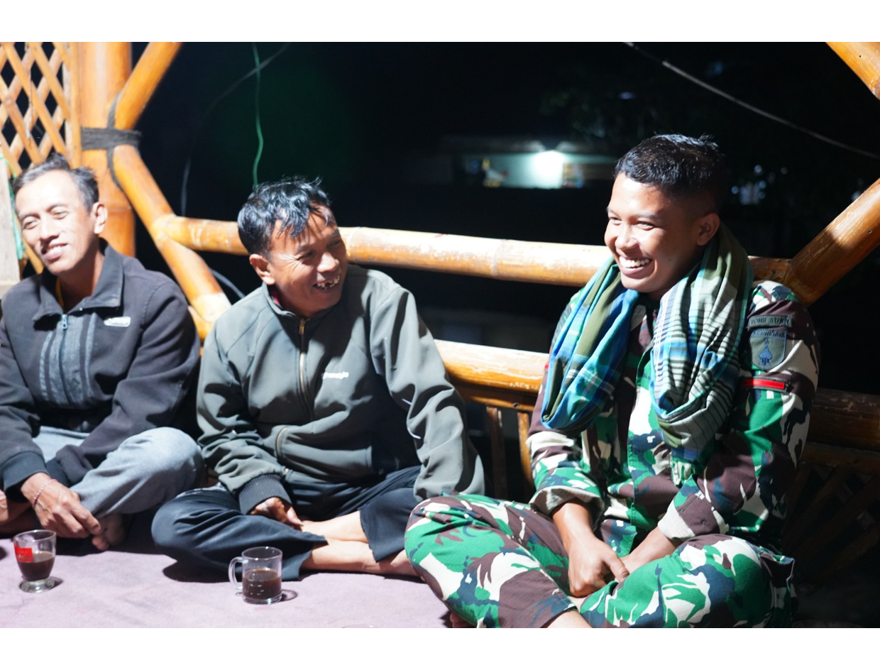 Pererat Kemanunggalan, Satgas TMMD Ke 127 Kodim 0808/Blitar Gelar Ronda Malam Bersama Warga Dusun Tirtomoyo