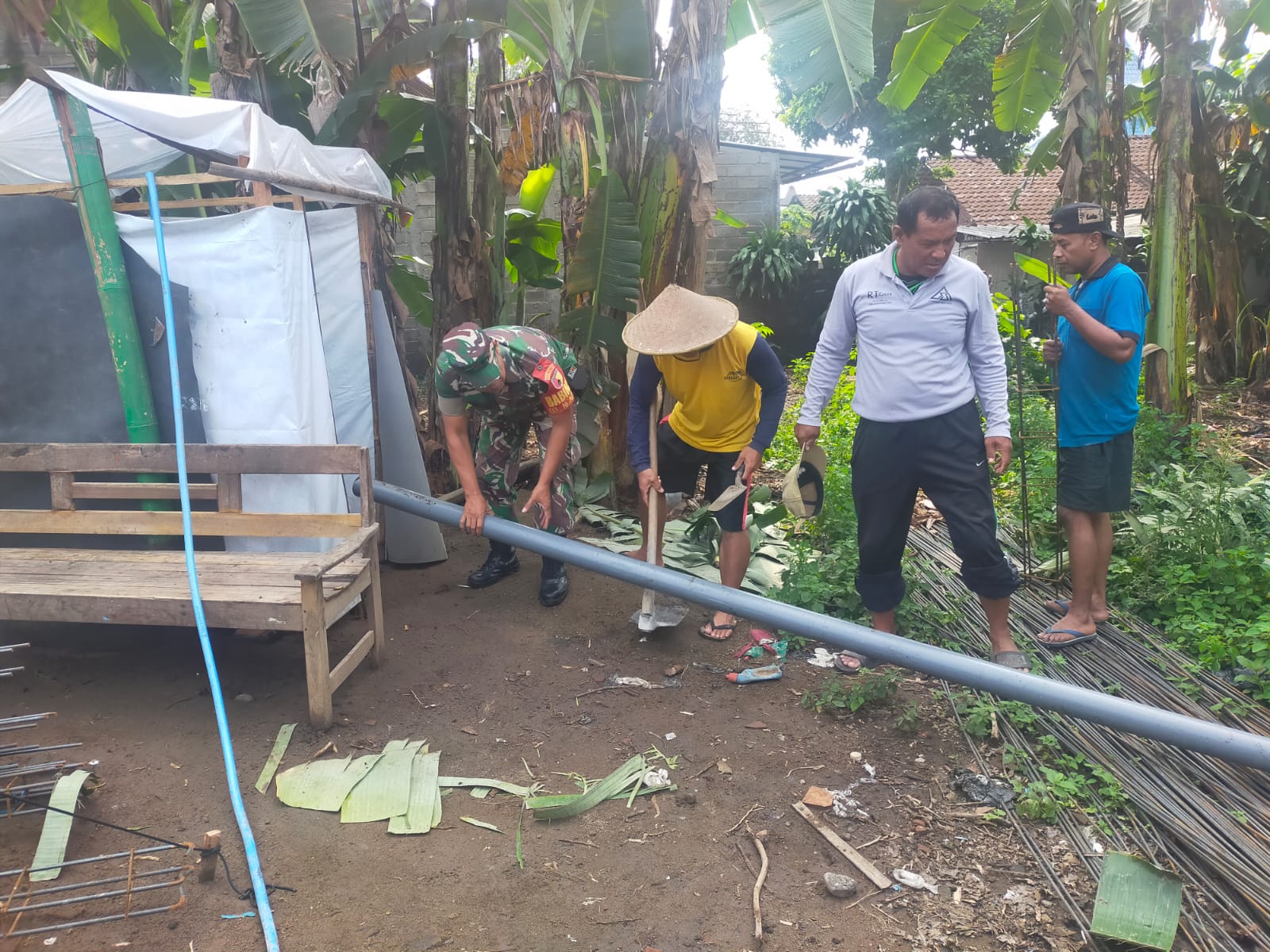 Babinsa Kelurahan Turi Aktif Renovasi MCK Warga, Tingkatkan Sanitasi Dan Kualitas Hidup Babinsa Kelurahan Turi Aktif Renovasi MCK Warga, Tingkatkan Sanitasi Dan Kualitas Hidup