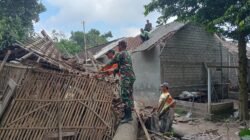 Gotong Royong TNI Dan Warga, Babinsa Kanigoro Bantu Bedah Rumah Tidak Layak Huni