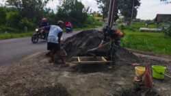 Babinsa Desa Krisik Dampingi Renovasi RTLH Dan MCK, Wujud Nyata Kepedulian TNI Kepada Warga