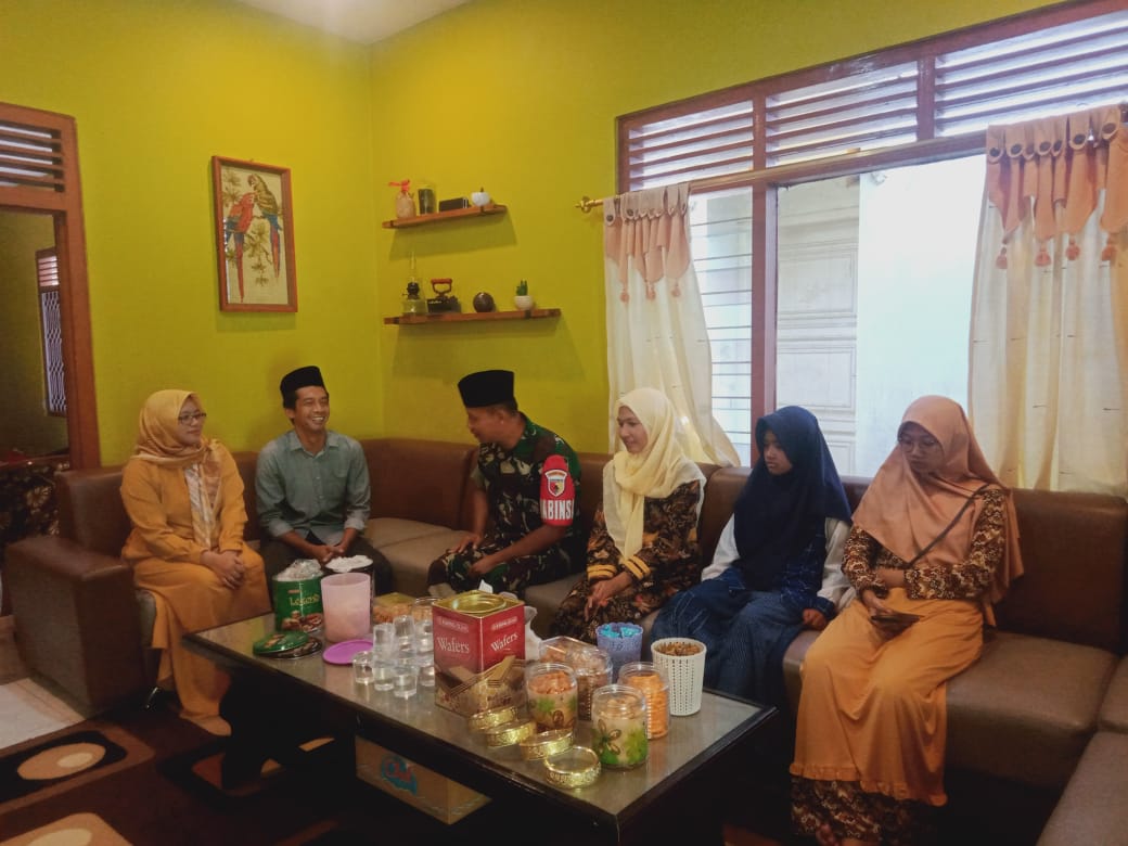 Babinsa Desa Ngaringan Laksanakan Halal Bihalal, Wujudkan Toleransi Beragama