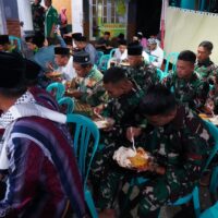 Hangatnya Kebersamaan, Satgas TMMD Ke 127 Kodim Blitar Buka Puasa Dan Tarawih Bersama Ansor Di Desa Krisik