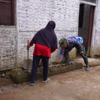 Sembari Menanti Buka Puasa, Satgas TMMD 127 Kodim Blitar Bantu Bersihkan Rumah Warga