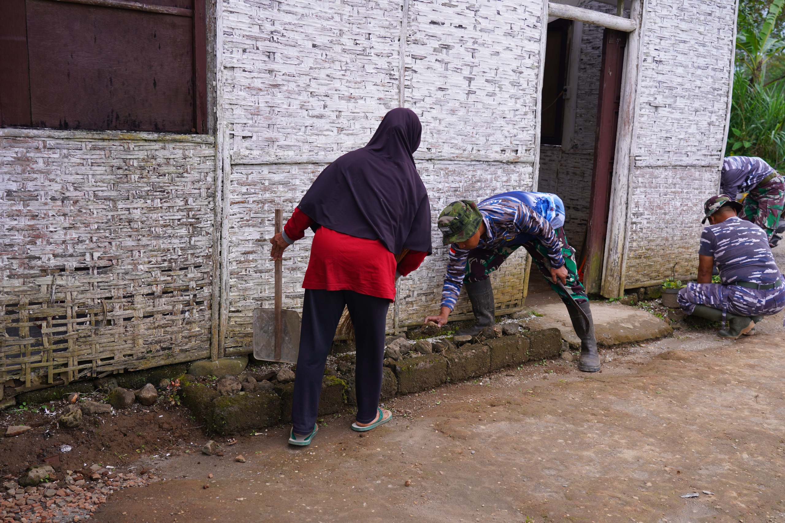 Sembari Menanti Buka Puasa, Satgas TMMD 127 Kodim Blitar Bantu Bersihkan Rumah Warga