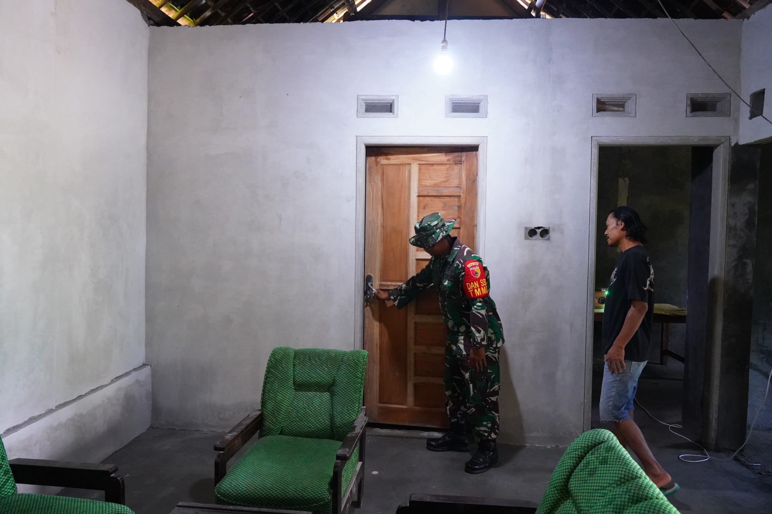 Menjelang Penutupan TMMD Ke 127, Dan SSK Satgas Lakukan Pengecekan RTLH Rumah Bu Muntiani