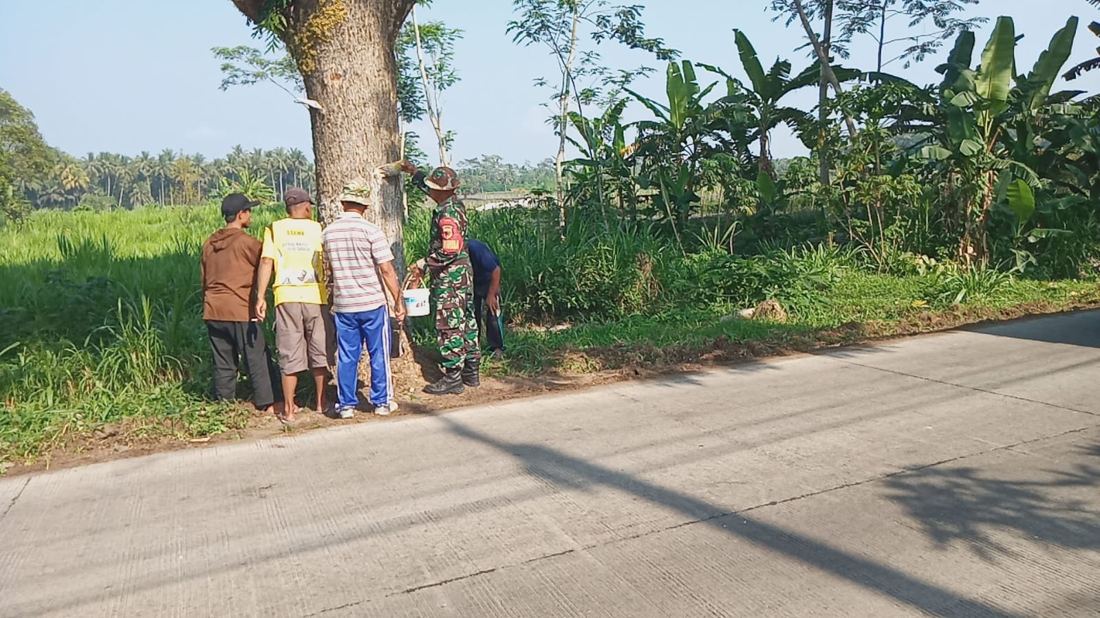 Babinsa Ngoran Bersama Warga Gelar Kerja Bakti, Ciptakan Lingkungan Bersih Dan Aman