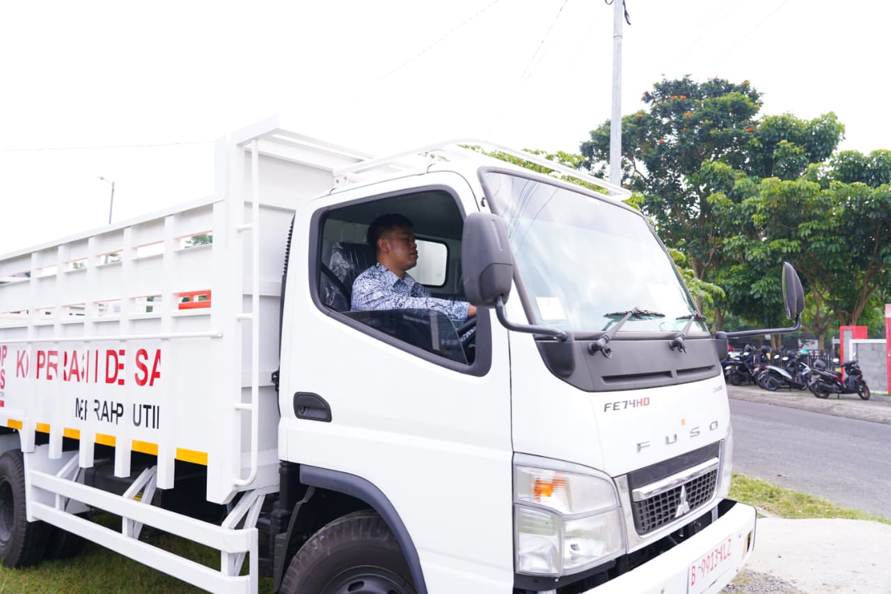 Penyerahan Simbolis Dan Pelepasan Kendaraan Truk KDKMP Di Wilayah Blitar Raya