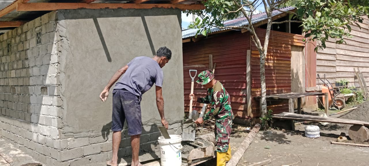 Personel TMMD Ke-127 Kodim 1514/Morotai Bersama Warga Laksanakan Pelesteran MCK di Desa Dehegila