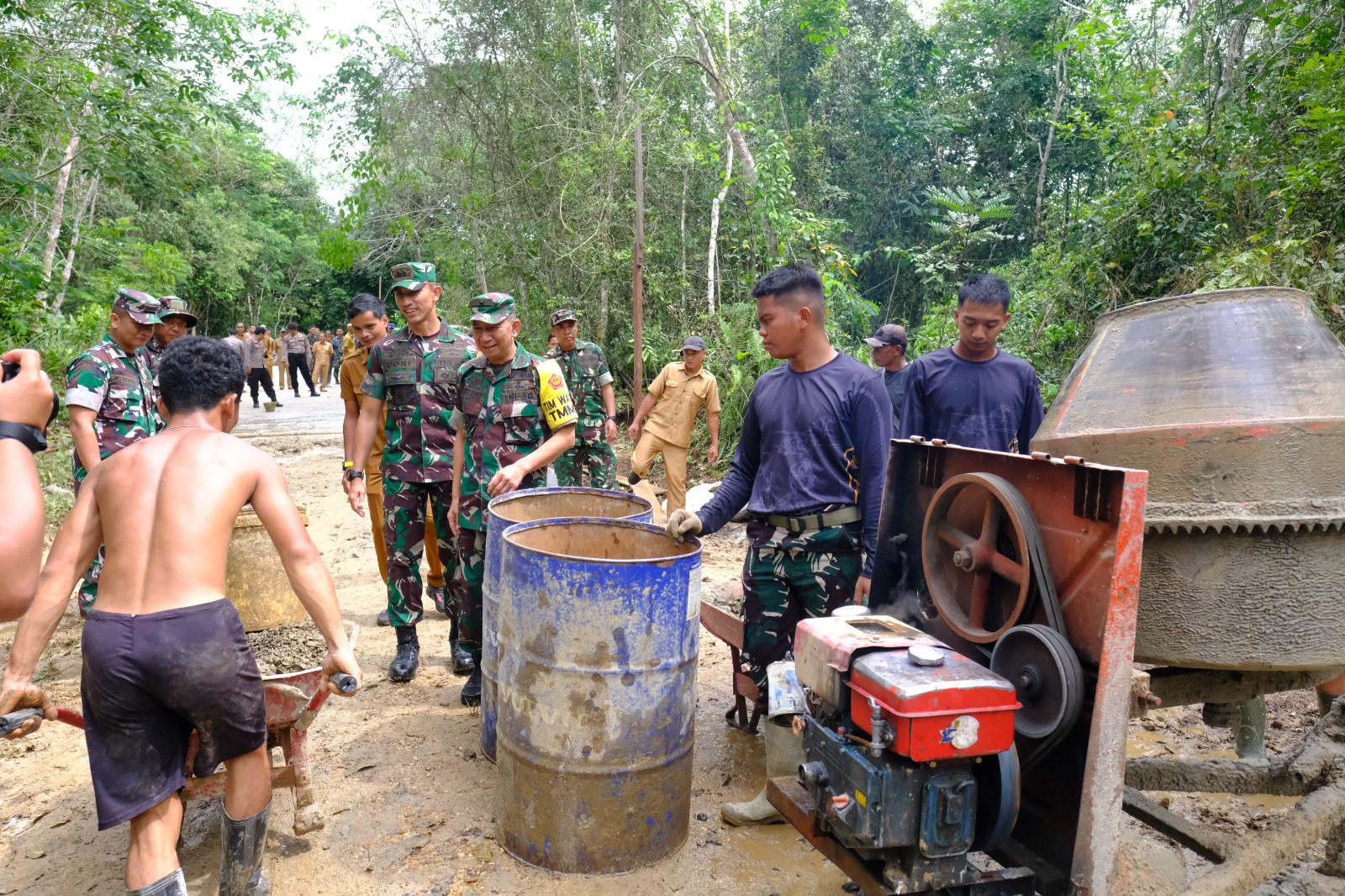 Tim Wasev Tinjau Pengerjaan Semenisasi Jalan di Kampung Linggang Amer