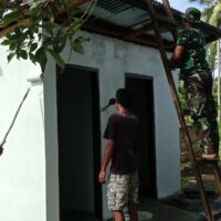 Personel TMMD Ke-127 Kodim 1514/Morotai Laksanakan Pengecatan MCK di Desa Dehegila