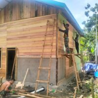 Pastikan Rumah Lebih Awet, Satgas TMMD Wiltas Ke-127 Genjot Pengecatan