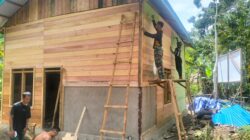 Pastikan Rumah Lebih Awet, Satgas TMMD Wiltas Ke-127 Genjot Pengecatan