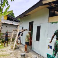Personel TMMD Ke-127 Kodim 1514/Morotai Laksanakan Pengecatan RTLH di Desa Mandiri