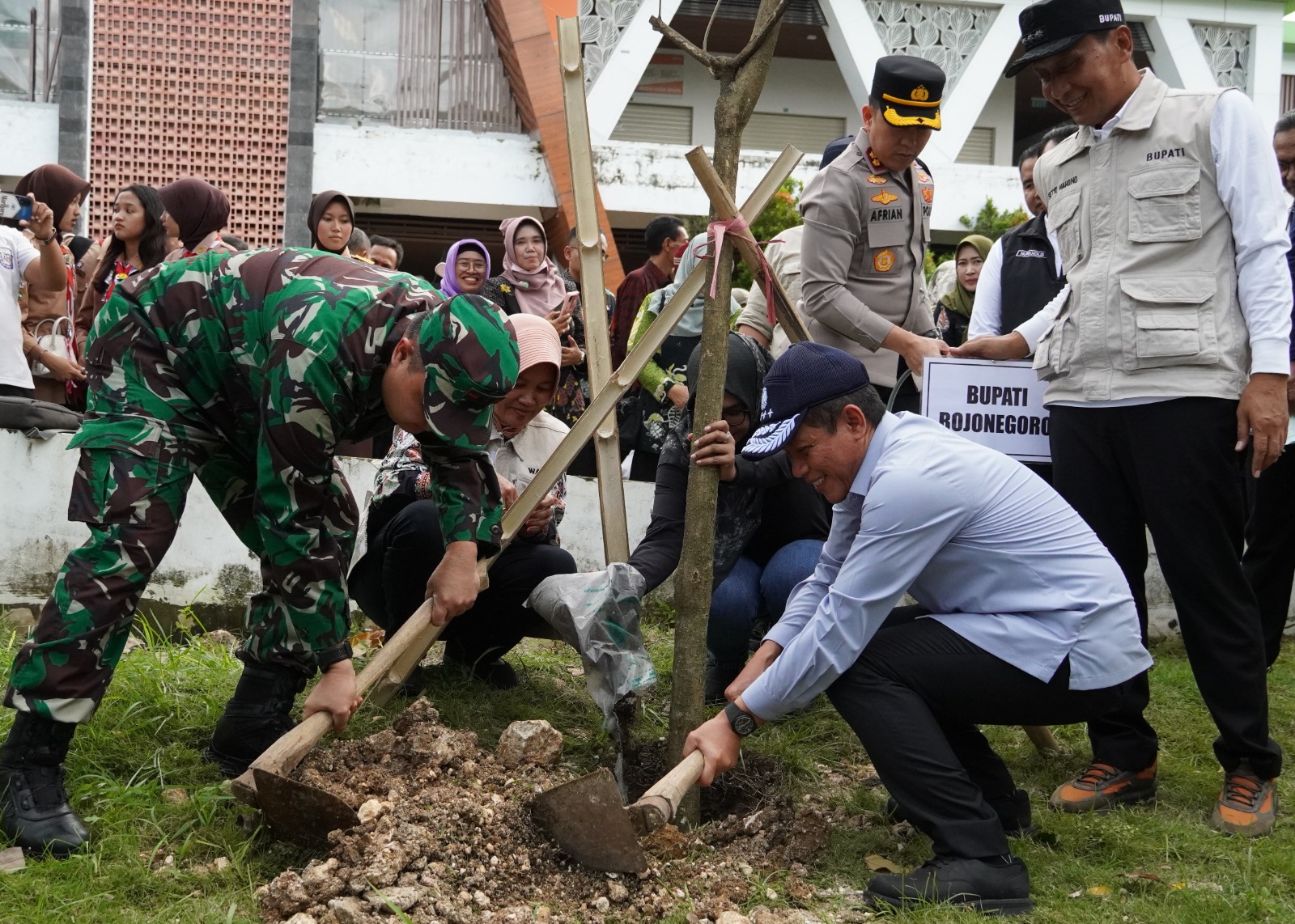 Dandim Bojonegoro Bersama Forkopimda Mendampingi Menteri Lingkungan Hidup Bersih-Bersih Sampah di Pasar Wisata