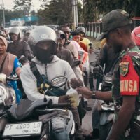 Berbagi Kebahagiaan di Bulan Suci Ramadan, Koramil Kokonao dan Koramil Timika Bagikan Takjil kepada Pengguna Jalan