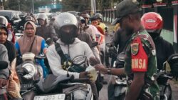 Berbagi Kebahagiaan di Bulan Suci Ramadan, Koramil Kokonao dan Koramil Timika Bagikan Takjil kepada Pengguna Jalan