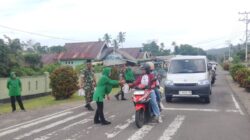 Indahnya Berbagi, Anggota Koramil 1505-05/Sofifi dan Persit Bagikan Takjil Jelang Berbuka