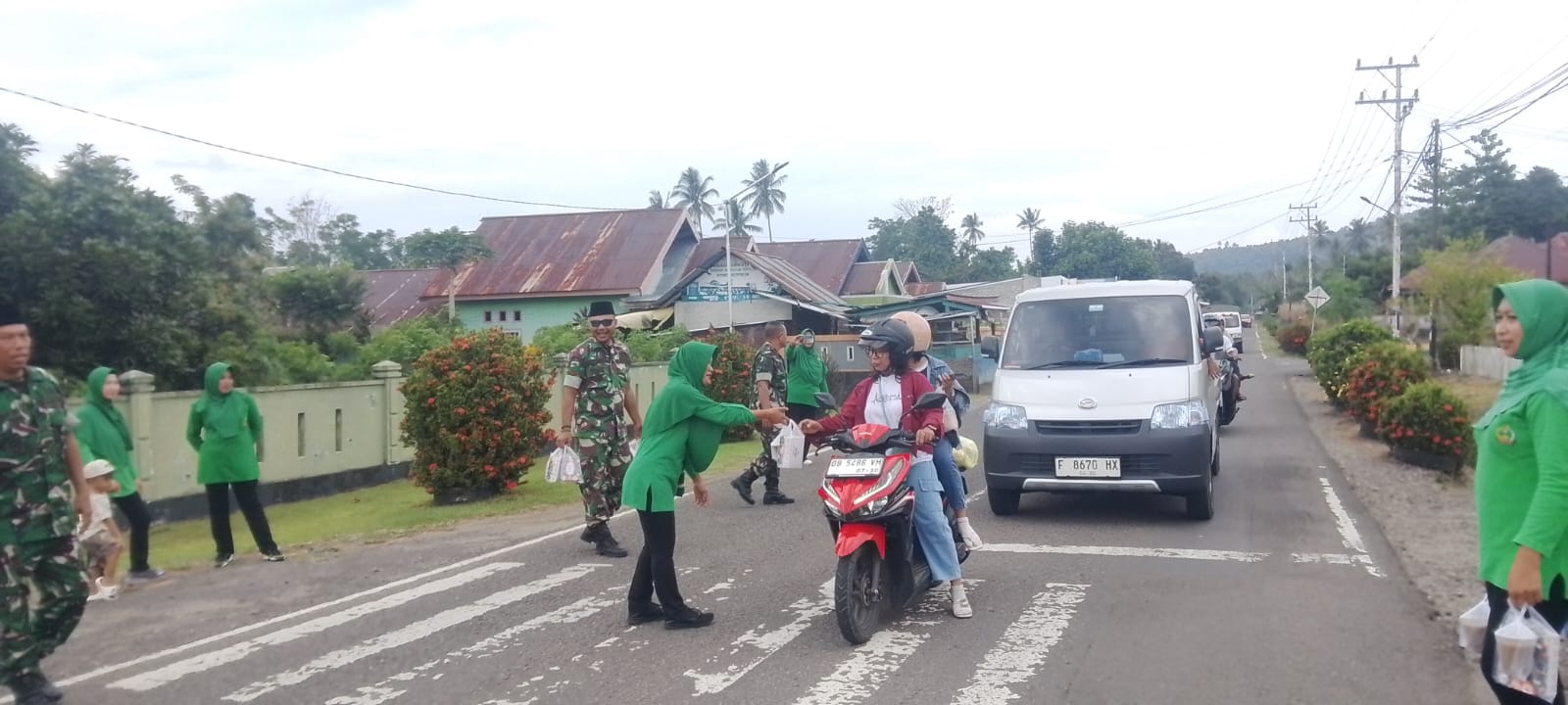 Indahnya Berbagi, Anggota Koramil 1505-05/Sofifi dan Persit Bagikan Takjil Jelang Berbuka