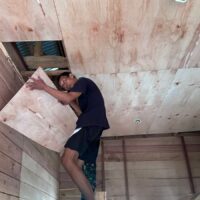 Satgas TMMD Kodim 0912/Kubar Bersama Warga Pasang Plafon RTLH di Kampung Linggang Amer