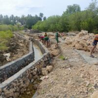 Personel TMMD Ke-127 Kodim 1514/Morotai Lanjutkan Pembuatan Drainase di Desa Gotalamo