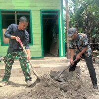 Semangat Gotong Royong, Warga Linggang Amer Bantu Satgas TMMD Buat Adukan Semen