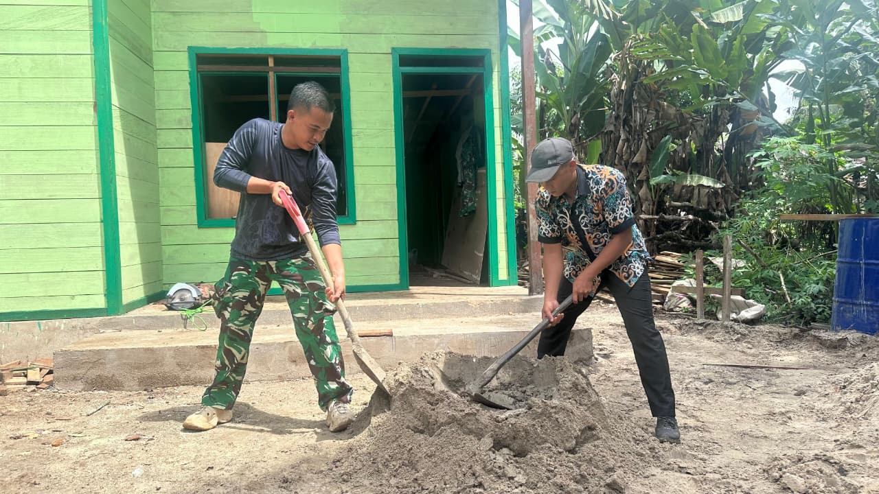 Semangat Gotong Royong, Warga Linggang Amer Bantu Satgas TMMD Buat Adukan Semen