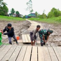 Aksi Nyata Satgas TMMD, Bantu Warga Dorong Kapal Penyeberangan