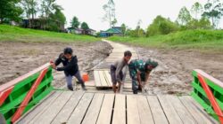 Aksi Nyata Satgas TMMD, Bantu Warga Dorong Kapal Penyeberangan