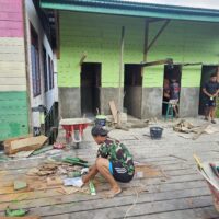 Hampir Rampung, Anggota Satgas TMMD Pasang Jendela RTLH di Kampung Linggang Amer