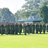 Dirbinjianbang Akmil Pimpin Upacara Bendera Minggu Kedua di Lapangan Sapta Marga