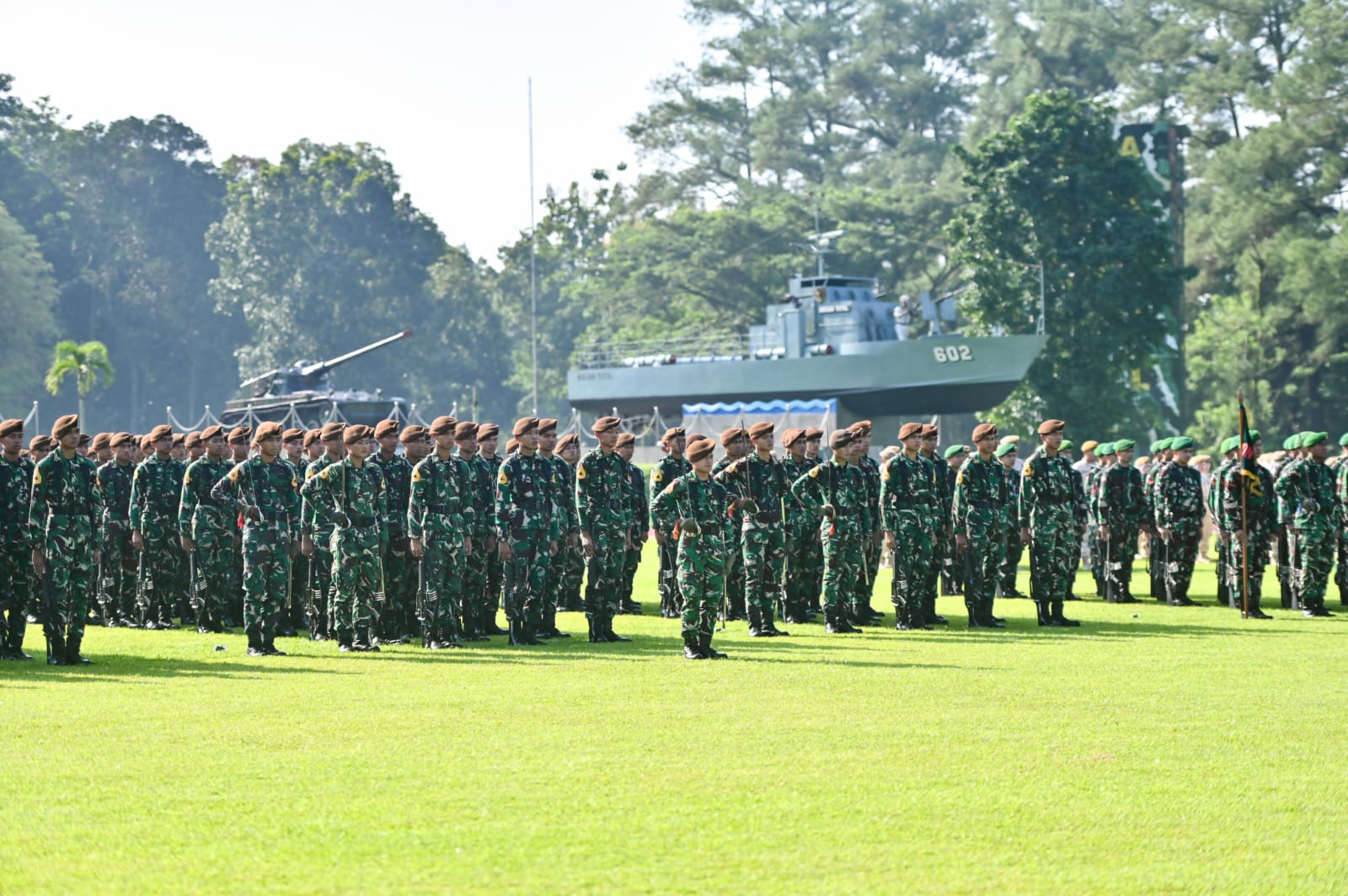 Dirbinjianbang Akmil Pimpin Upacara Bendera Minggu Kedua di Lapangan Sapta Marga