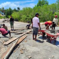 Personel TMMD Ke-127 Kodim 1514/Morotai Laksanakan Pengecoran Plat Deker Gorong-Gorong di Desa Gotalamo