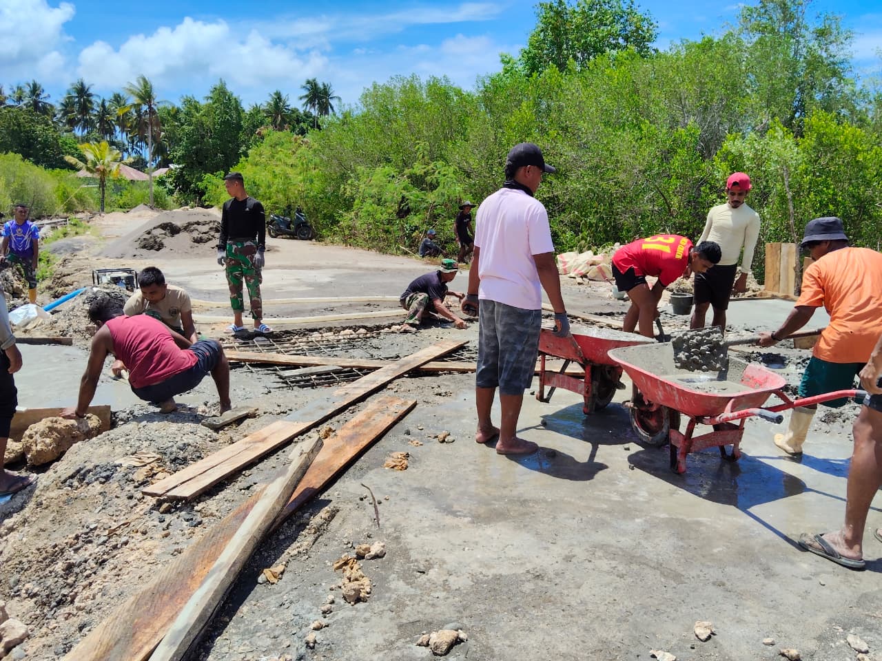 Personel TMMD Ke-127 Kodim 1514/Morotai Laksanakan Pengecoran Plat Deker Gorong-Gorong di Desa Gotalamo