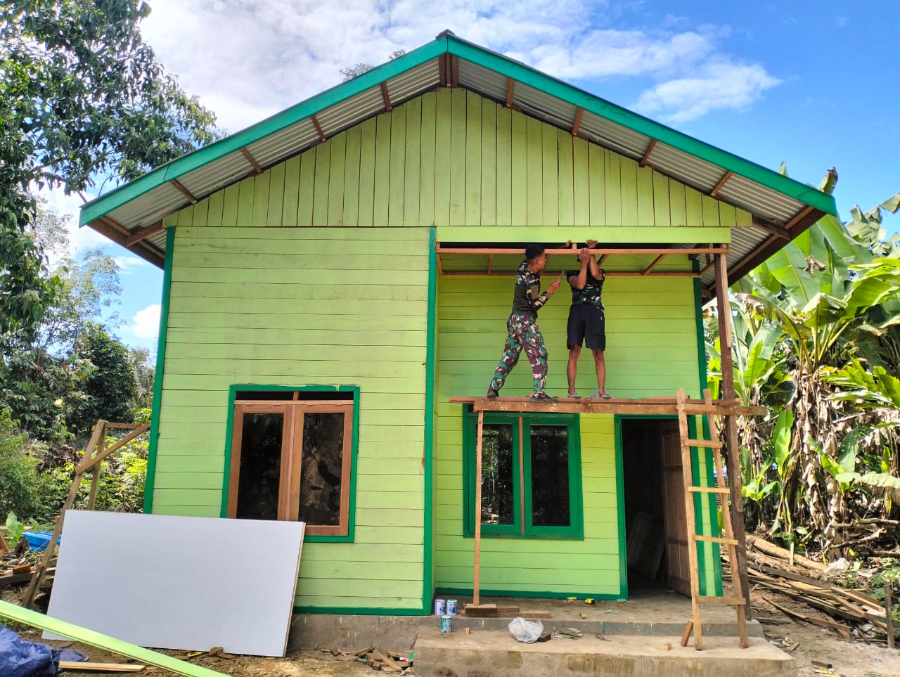 Sentuhan Akhir Satgas TMMD, RTLH Kini Tampak Lebih Cantik dan Nyaman Sentuhan Akhir Satgas TMMD, RTLH Kini Tampak Lebih Cantik dan Nyaman