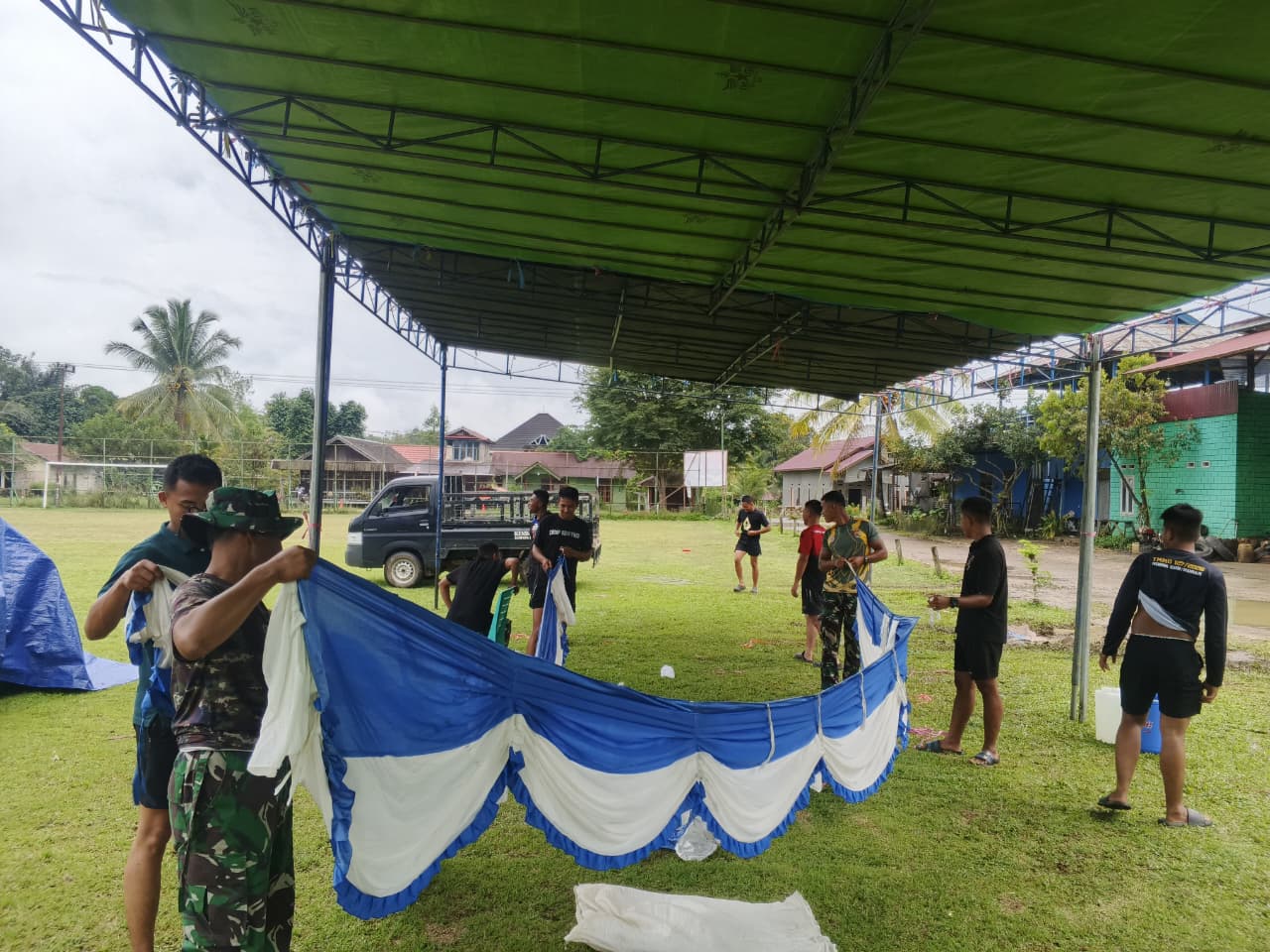Jelang Penutupan TMMD Ke-127, Satgas dan Warga Bersihkan Lapangan Upacara Linggang Amer