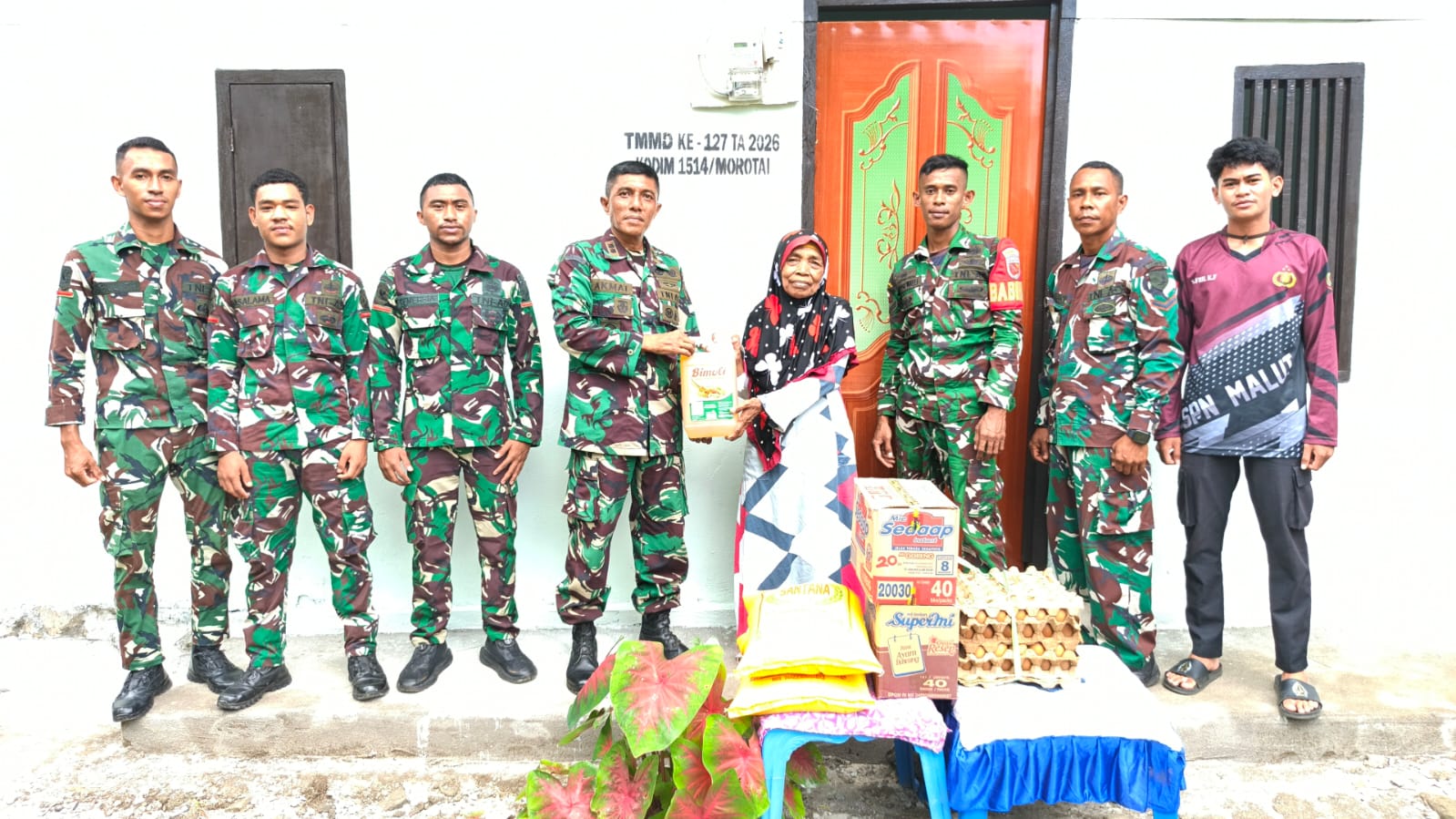 Dansatgas TMMD Ke-127 Kodim 1514/Morotai Berikan Santunan Sembako kepada Warga Desa Mandiri