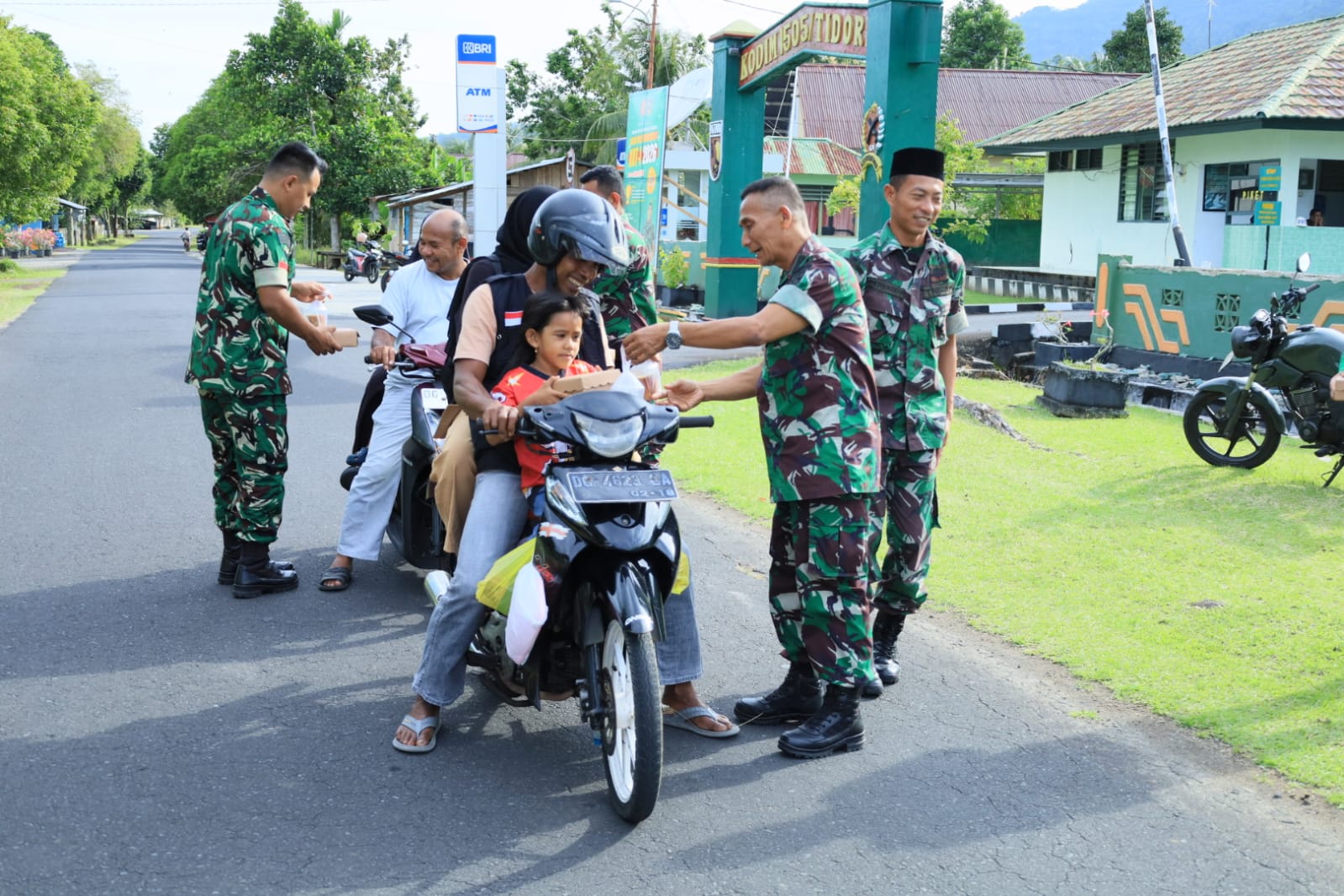 Berbagi Berkah Ramadhan, Prajurit Kodim 1505/Tidore dan Persit Sapa Warga Lewat Pembagian Takjil