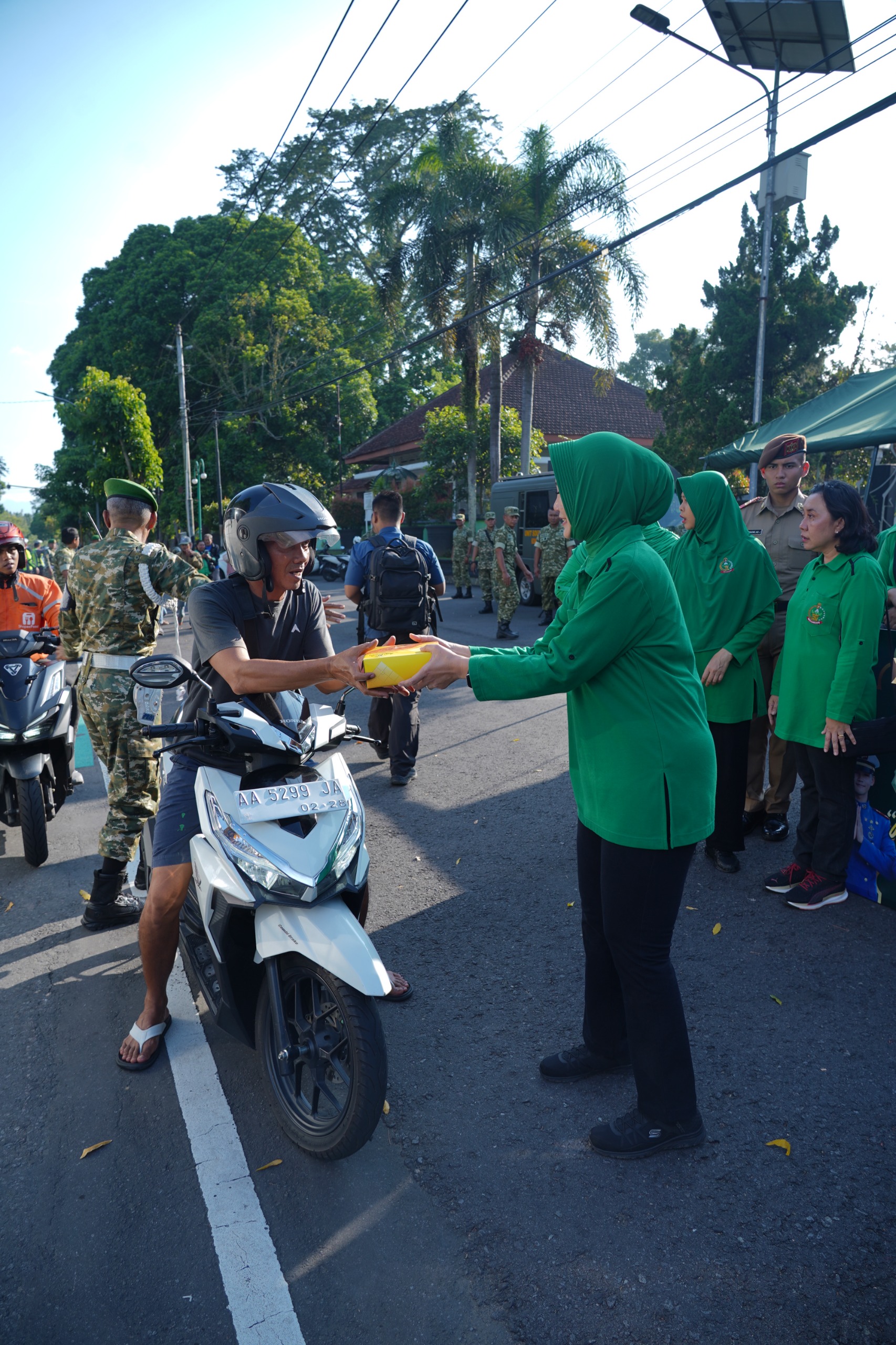 Akmil Berbagi, Wagub Akmil Pimpin Pembagian Takjil kepada Masyarakat