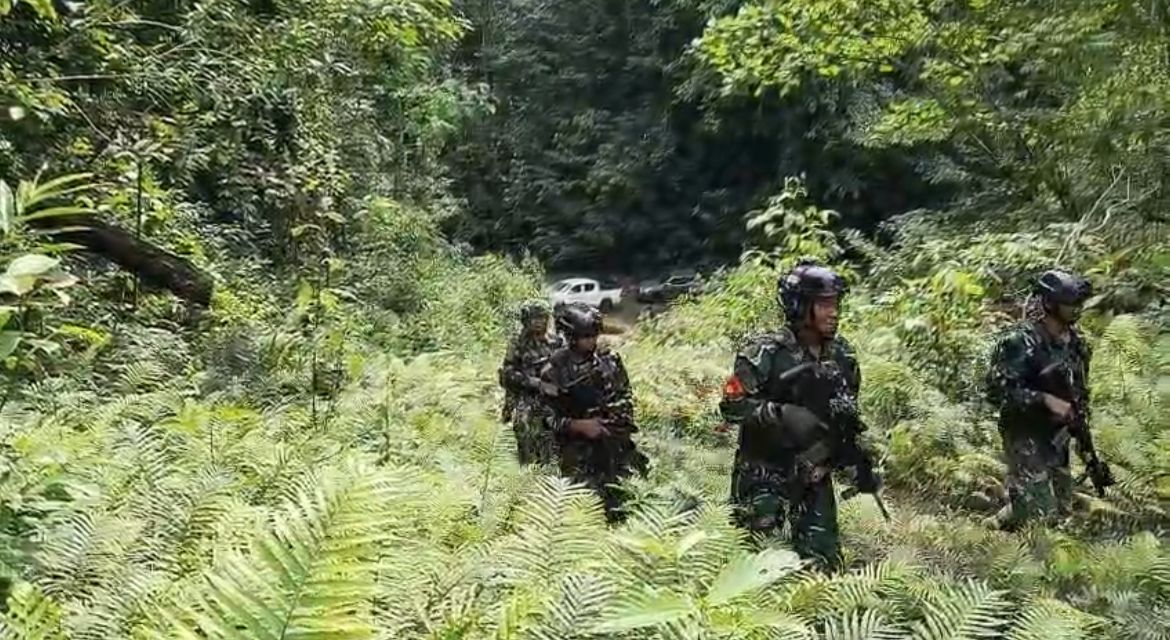 Tim Patroli Gabungan Koops TNI Papua Evakuasi 21 Pengungsi di Aifat Timur Jauh Maybrat Tim Patroli Gabungan Koops TNI Papua Evakuasi 21 Pengungsi di Aifat Timur Jauh Maybrat