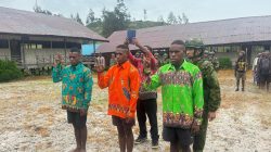 Momen Mengharukan, Tiga Eks OPM Cium Merah Putih dan Kembali ke NKRI