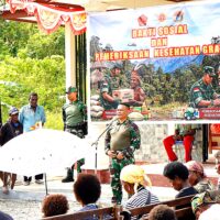 Wujudkan Kepedulian, Koops TNI Papua Gelar Pengobatan Gratis dan Bagi Sembako di Kampung Iwaka