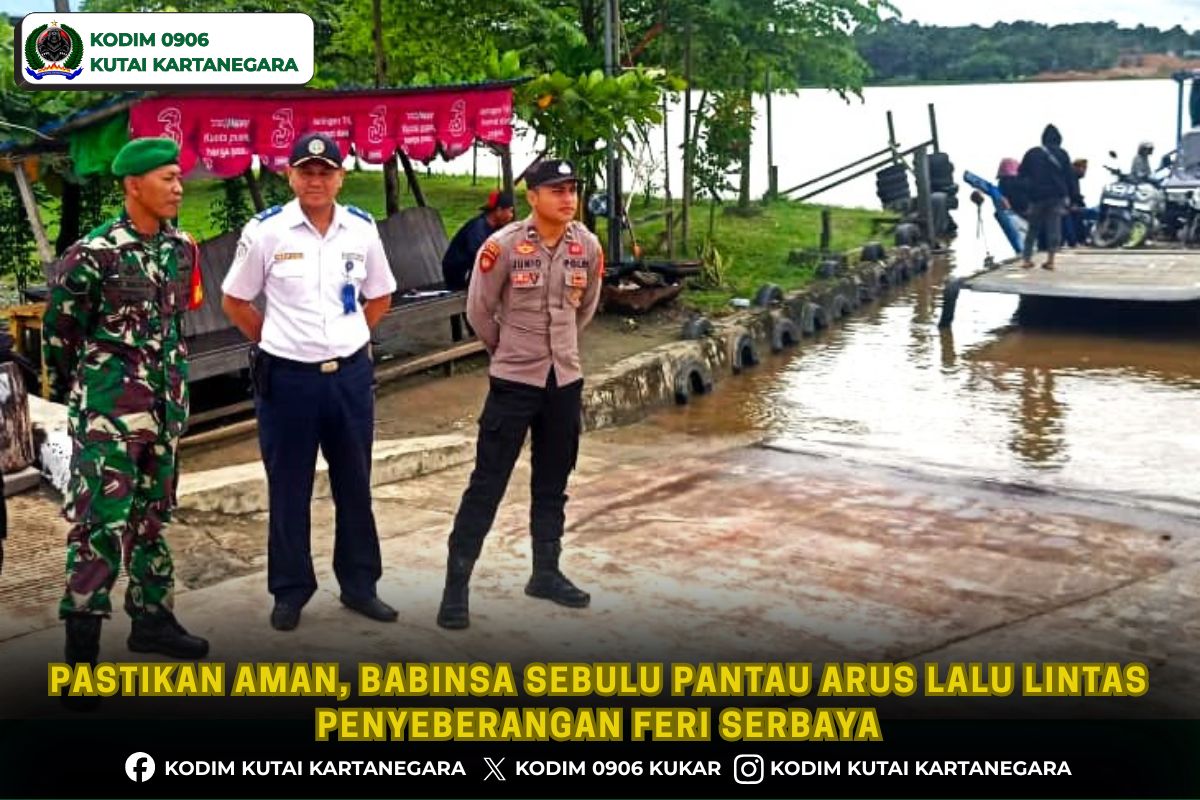Pastikan Aman, Babinsa Sebulu Pantau Arus Lalu Lintas Penyeberangan Feri Serbaya