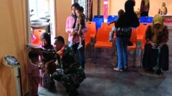 Babinsa Kotes Bersama Bidan Desa Laksanakan Posyandu, Wujudkan Kesehatan Masyarakat