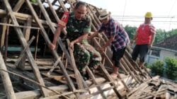 Bantu Perbaiki Atap Rumah Warga Lansia, Wujud Babinsa Bendogrit Peduli Terhadap Kesulitan Rakyat