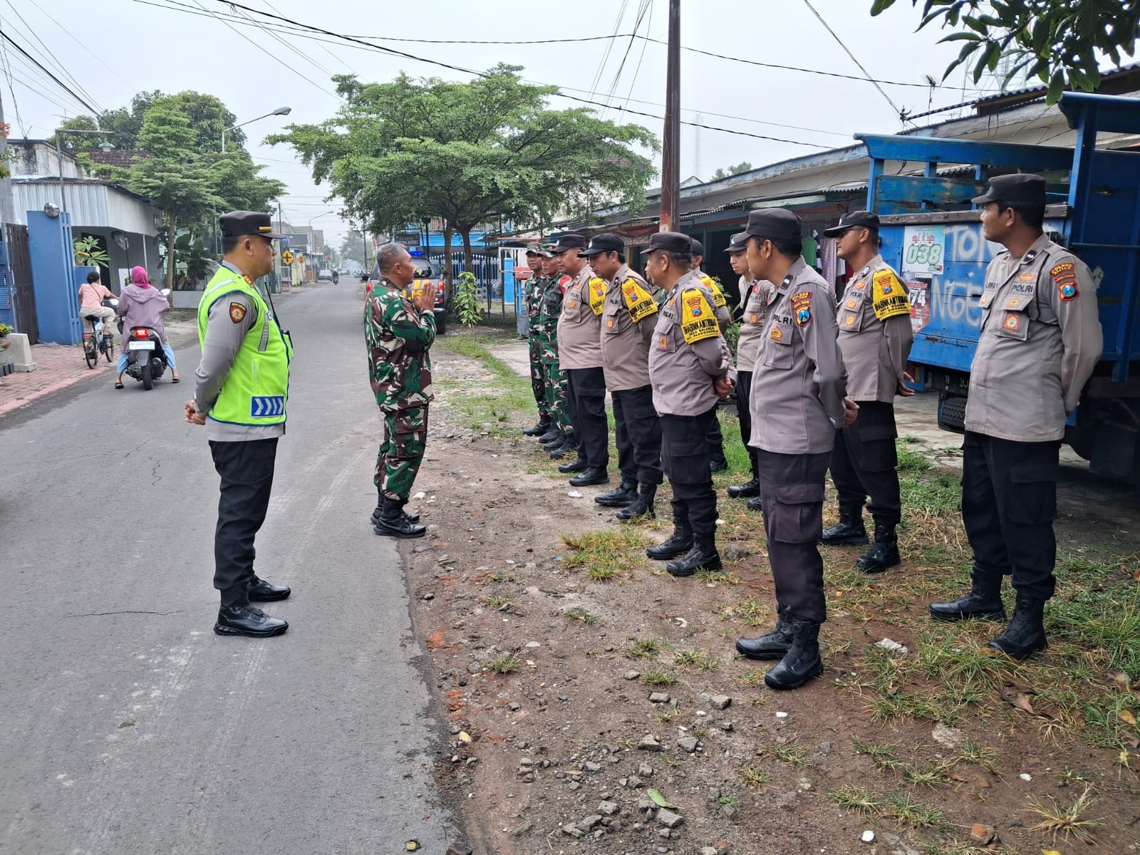Pengamanan Pemberangkatan Warga PSHW Sutojayan Berjalan Aman Menuju Halal Bihalal Di Pemkab Blitar