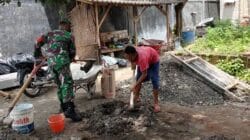 Babinsa Sumberjo Aktif Bantu Renovasi Rumah Warga Kurang Mampu Lewat Program RTLH